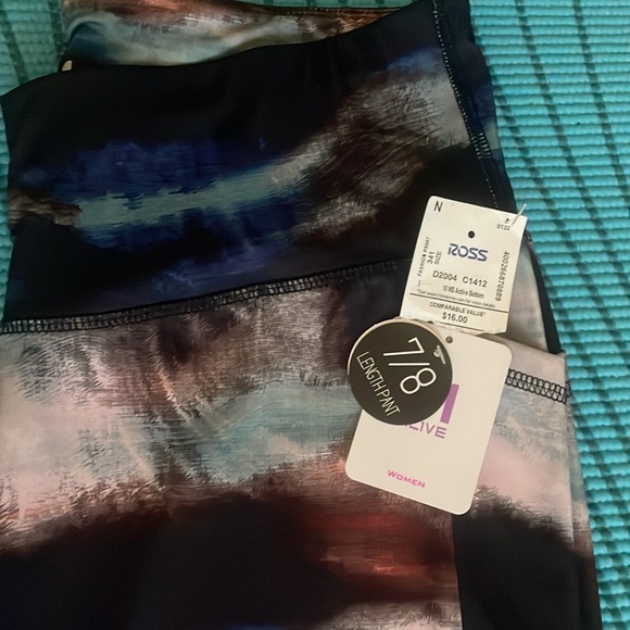 Alive Leggings - Picture 3 of 4